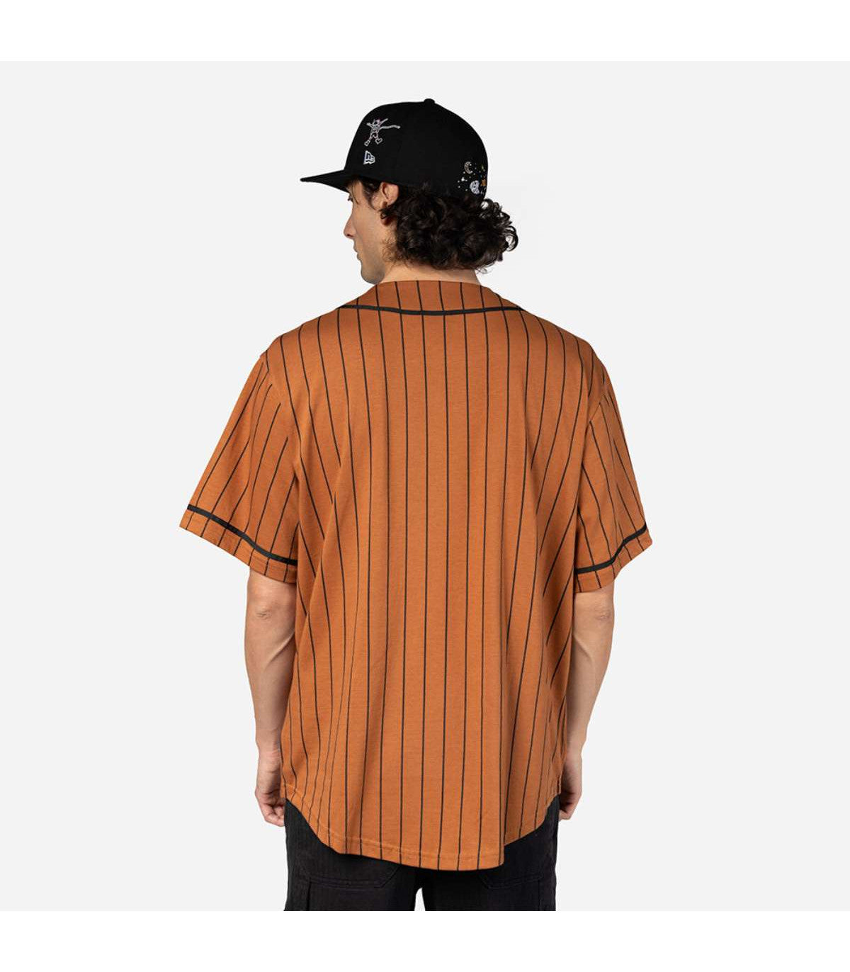 Polera New Era Script Essential Med Brown